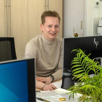 Rik van Rijn aan het werk achter zijn bureau
